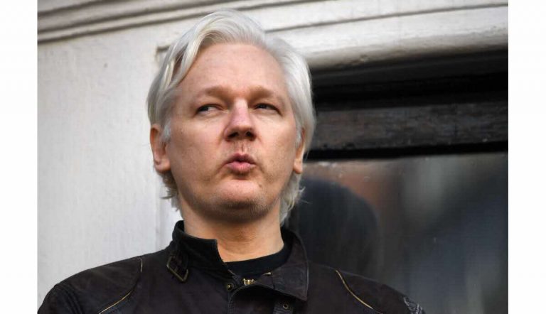 video rreth 2000 dite ne burg dalin pamjet kur julian assange eshte ne liri u largua me avion privat dhe