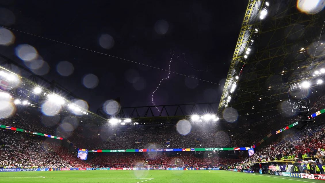 video shi i rrembyer bresher dhe shkarkime rrufesh ne stadium nderpritet dueli gjermani danimarke