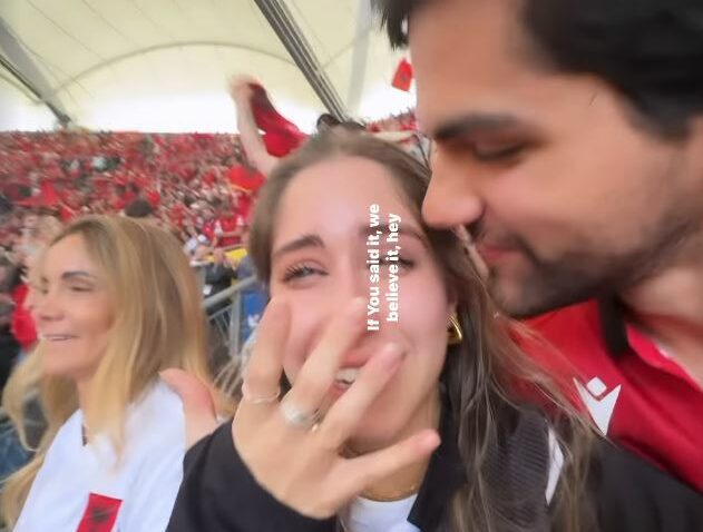 video shqiperia barazon me kroacine vajza e selvinjos feston dhe perlotet ne stadium