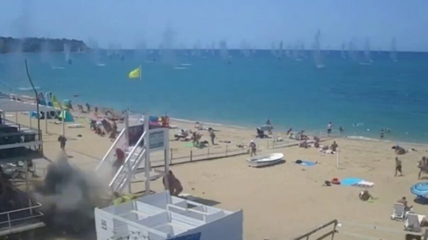 video sulmi raketor ne plazhin e krimese qindra pushues largohen te tmerruar