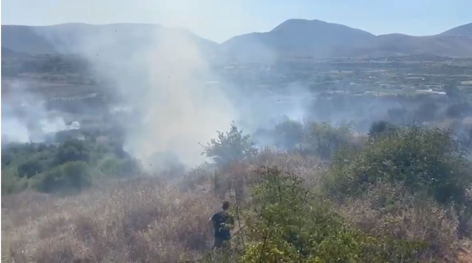 video zjarr ne fshatin vllahat te delvines rrezikohen disa shtepi