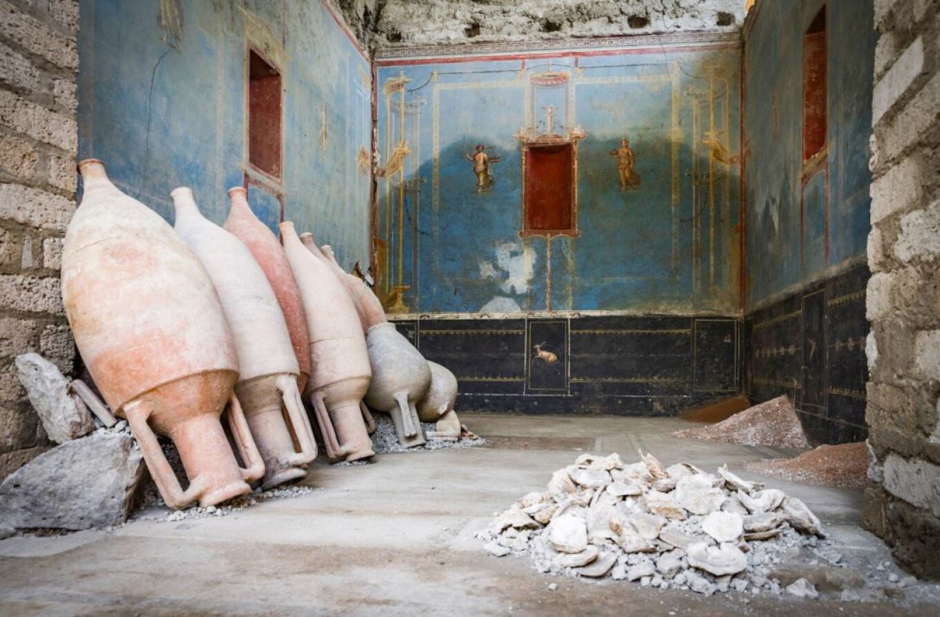 videofoto itali arkeologet zbulojne nje dhome te rralle blu me piktura murale femrash ne pompei