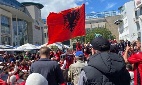 videofoto tifozet shqiptare pushtojne dortmundin festa nis 8 ore para ndeshjes