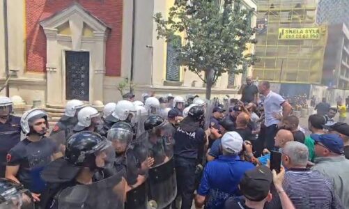 videolajm deputetet e opozites perplasen me policine forcat e rendit i largojne me spraj lotsjelles