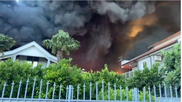 zjarr i madh ne shkoder digjen 25 njesi tregtare dhe nje banese rrezikohet nje shkolle