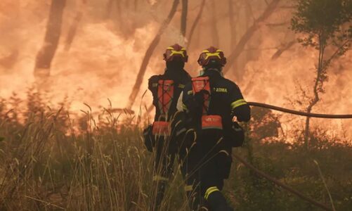 zjarret masive ne greqi humb jeten nje person vijojne evakuimet e banoreve