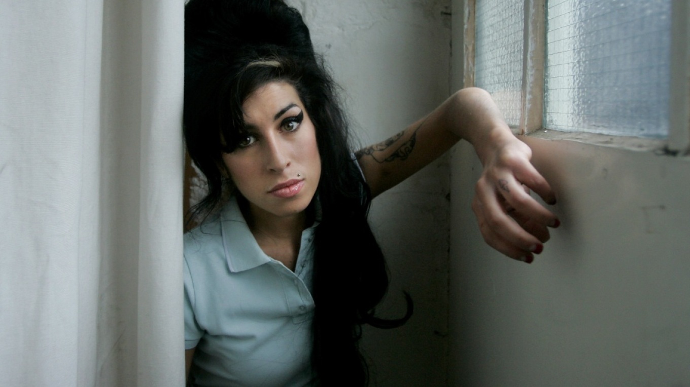 13 vjet nga vdekja e Amy Winehouse, zëri i mrekullueshëm i këngëtares, alkooli dhe ‘Klubi 27’