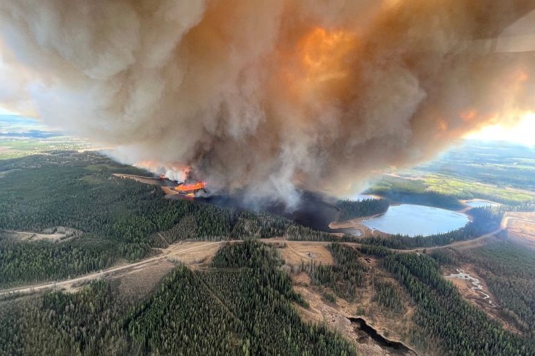 58 000 vetetima ne nje jave zjarre masive ne rajonin kanadez
