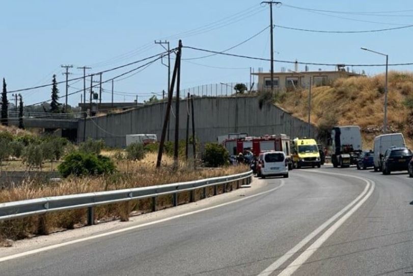 aksident i rende ne greqi furgoni i drejtuar nga nje shqiptar perplaset me nje mjet tjeter 2 te persona te vdekur dhe 2 te plagosur