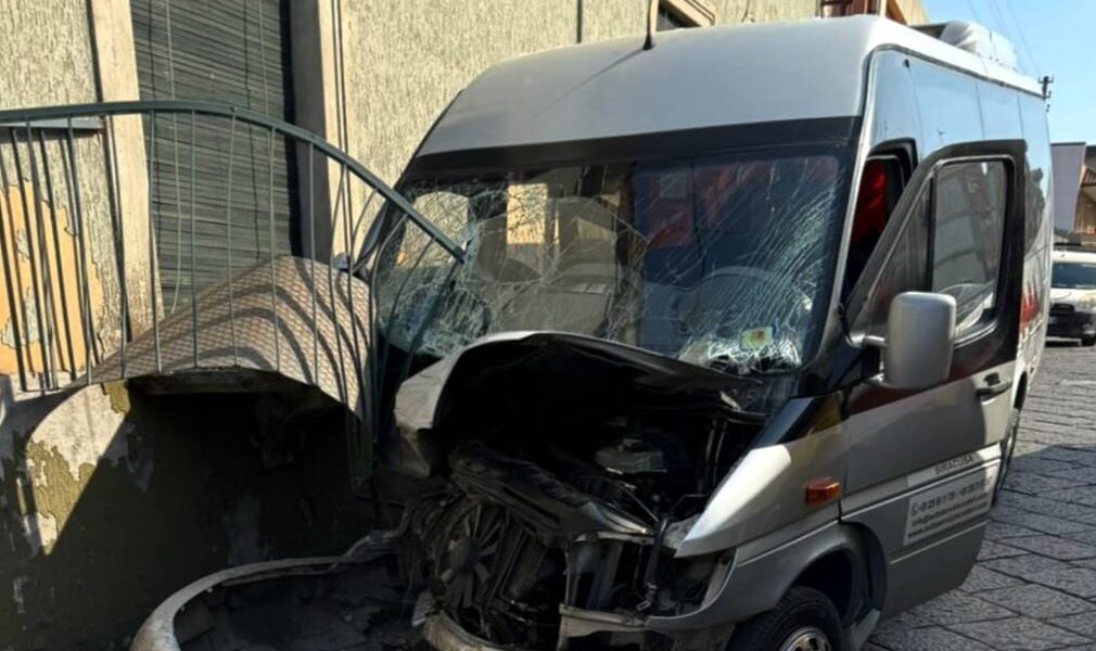 aksident ne itali furgoni me turiste shqiptar perplaset me murin plagosen 16 persona