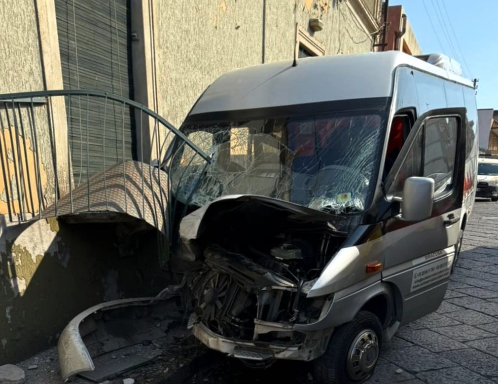 aksident ne itali furgoni me turiste shqiptar perplaset me murin plagosen 16 persona