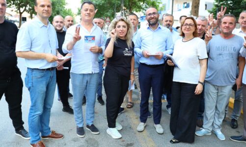 bardhi takim me qytetaret ne njesine 9 shqiperia duhet te dale nga gjendja e pashprese 11 korriku dite proteste per cdo qytetar