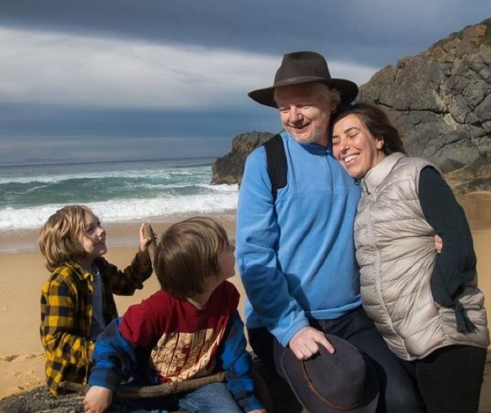 duke shijuar lirine fotoja e julian assange me gruan dhe femijet e tyre ne nje plazh ne australi