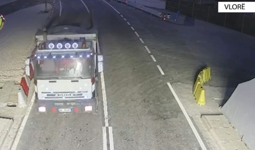 dy kamione hyne ne tunelin e llogarase pa siguruar ngarkesat e tyre ndeshkohet me gjobe te kripur pronari i dy mjeteve te tonazhit te rende