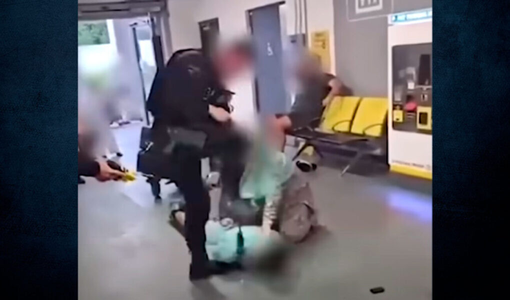 e godet brutalisht dhe i vendos kemben te koka shihni si e dhunon polici nje burre video shkakton buje ne britani