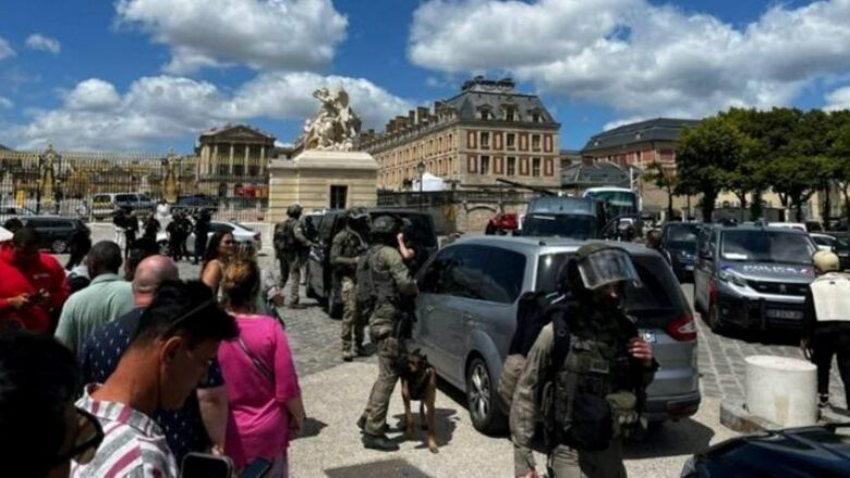evakuohet pallati i versajes forca te shumta te ushtrise futen brenda