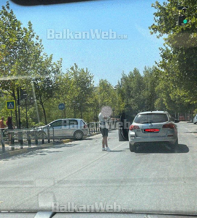 foto aksident ne zonen e brrylit audi hyn me semafor te kuq dhe godet golfin shpeton mrekullisht qytetari