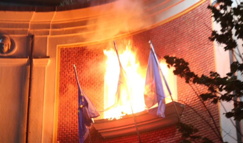 foto bashkia e tiranes akuzon protestuesit molotovi qe shpertheu te dritarja dogji flamurin kombetar