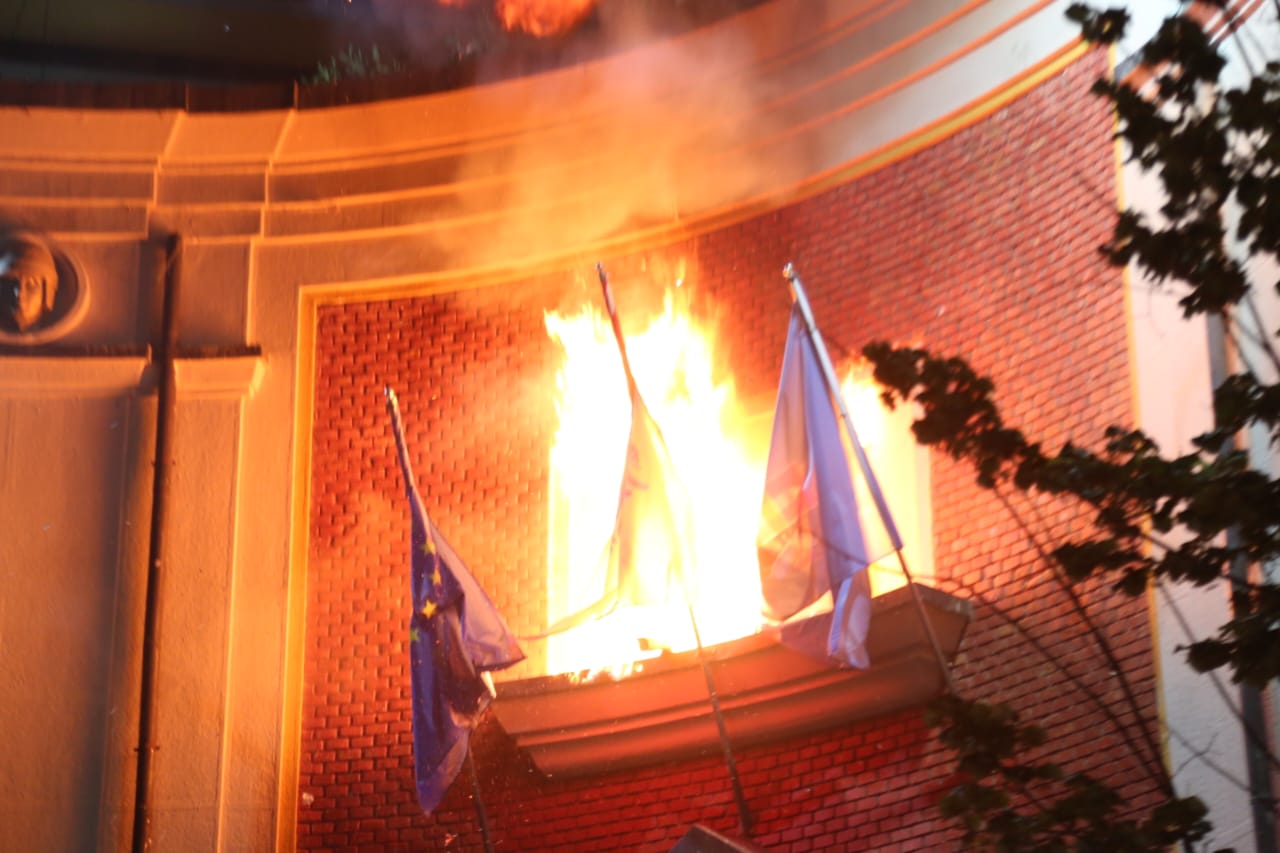 foto bashkia e tiranes akuzon protestuesit molotovi qe shpertheu te dritarja dogji flamurin kombetar