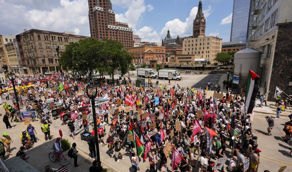 foto ne do vazhdojme marshimin atentati nuk ka lidhje me ne protestuesit anti trump mblidhen jashte konventes republikane