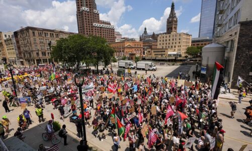 foto ne do vazhdojme marshimin atentati nuk ka lidhje me ne protestuesit anti trump mblidhen jashte konventes republikane