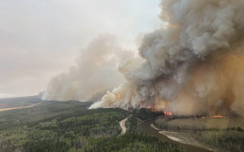foto zjarri masiv perfshin parkun kombetar jasper ne kanada digjen me shume se 24 mije siperfaqe pyjore evakuohen mijera qytetare