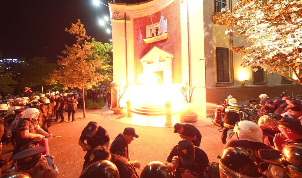 fotovideo pas kryeministrise protestuesit hedhin molotov edhe para bashkise i vendosin zjarrin shtyhen me forcat e policise