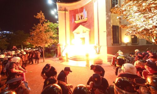 fotovideo pas kryeministrise protestuesit hedhin molotov edhe para bashkise i vendosin zjarrin shtyhen me forcat e policise