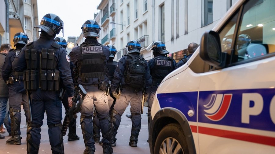 frika nga ekstremi i djathte 30 000 police ne rruge per te ndalur kaosin pas zgjedhjeve ne france