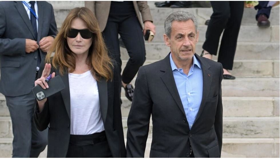 gruaja e ish presidentit francez sarkozy carla bruni akuzohet per ndikim tek deshmitaret