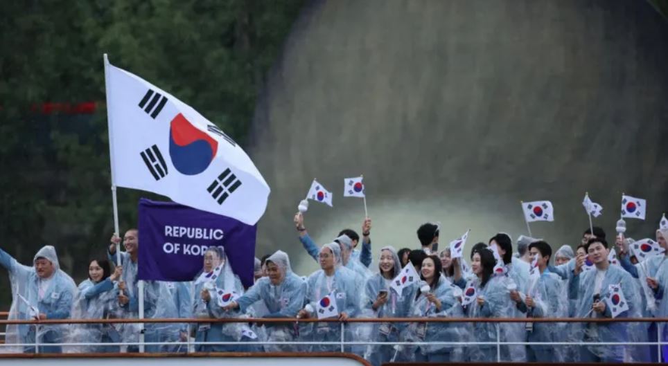 incident ne lojerat olimpike ne paris koreja e jugut u prezantua gabimisht si koreja e veriut seuli note proteste gafe e turpshme