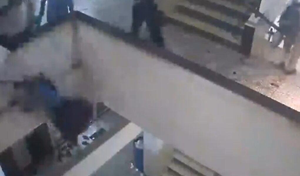 indi video tronditese e nje pastruese qe bie nga kati i trete pasi shtyhet nga kolegu i saj
