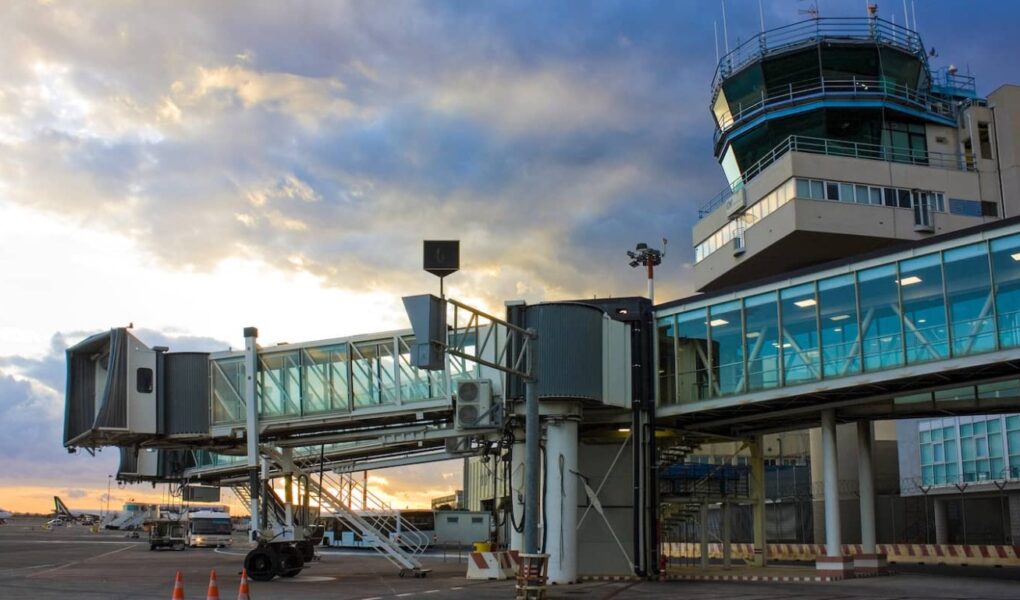 itali aeroporti i katanias mbyllet per shkak te hirit vullkanik te etnes