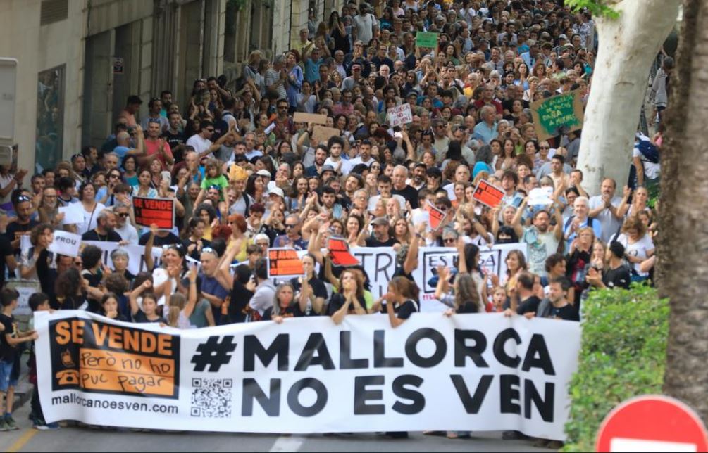 jane rritur qirate dhe kostoja e jeteses protesta masive ne spanje kunder turizmit masiv