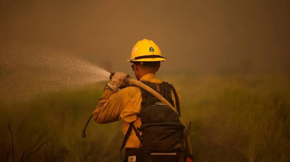 kalifornia nen pushtimin e flakeve urdherohet evakuimi per rreth 30 mije njerez
