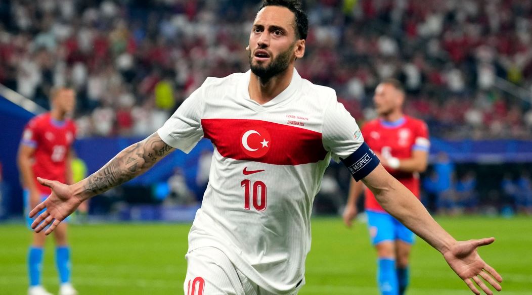 kapiteni i turqise hakan calhanoglu duam gjysmefinalet jo e pamundur