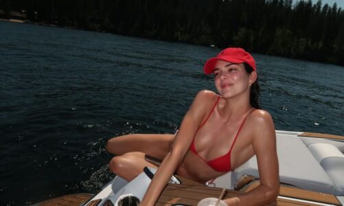 kendall jenner pozon me bikini te kuqe ne nje varke