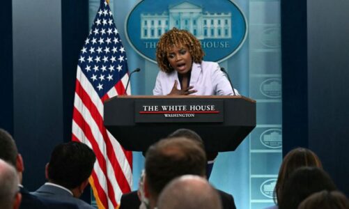 konference e tensionuar ne shtepine e bardhe zedhenesja e shtypit tregon nese presidenti biden vuan nga parkinsoni