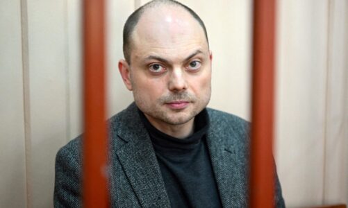 kritiku i kremlinit transferohet ne spitalin e burgut