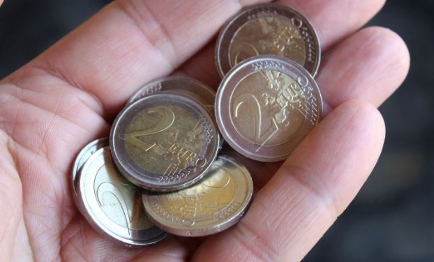 krize e monedhave ne belgjike autoritetet u kerkojne qytetareve qe ti shpenzojne ato dhurojini edhe per bamiresi nese