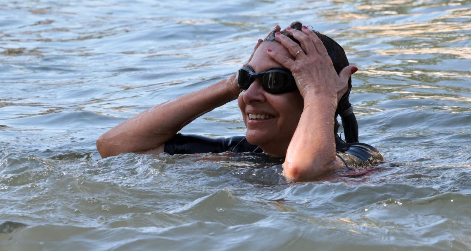 kryetarja e bashkise se parisit noton ne lumin e senes ne prag te olimpiades