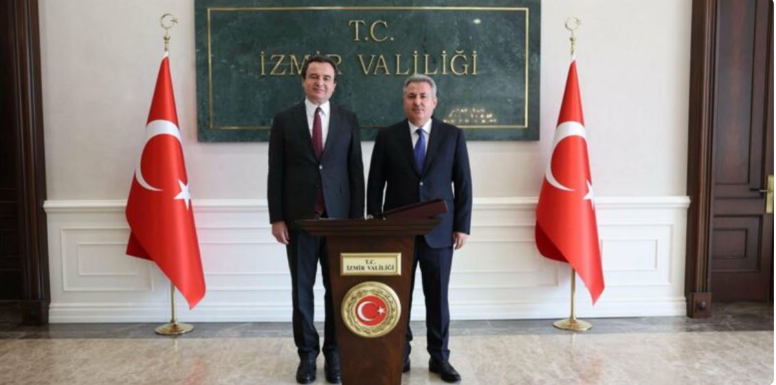 kurti udheton ne turqi takon guvernatorin e izmirit