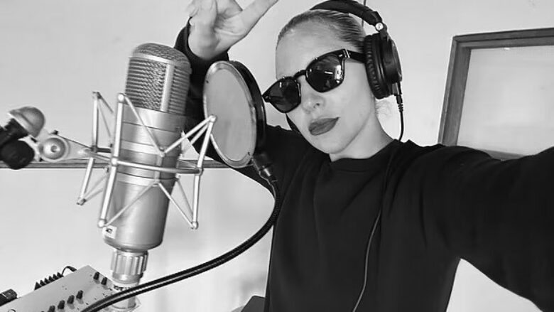 lady gaga befason fansat duke zbuluar se eshte kthyer ne studio per te bere muzike te re