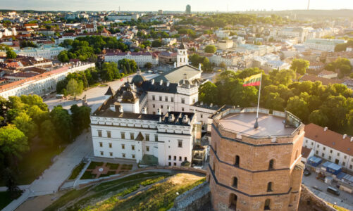 lituania pergatitet per nje sulm te mundshem kryeqyteti i vendit baltik planifikon rrethimin me pengesa antitank brenda vitit