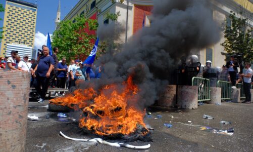 mbahet tubimi i radhes opozita proteston sot para bashkise se tiranes