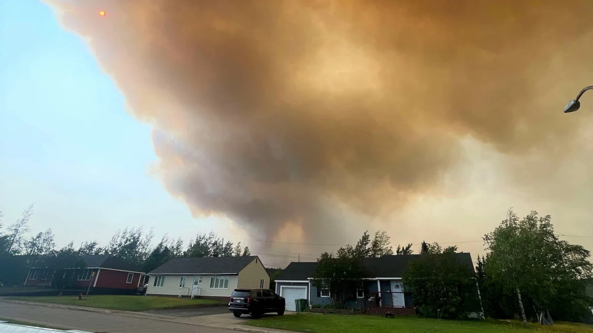 mijera te evakuuar nga nje zjarr i permasave te medha ne lindje te kanadase