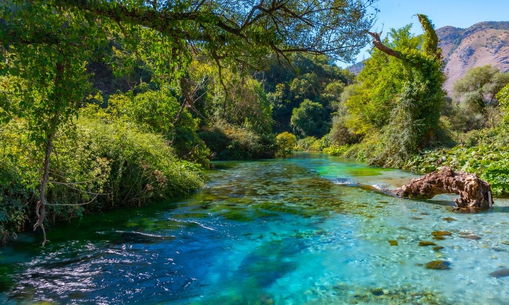 na presin muaj kritike turistet po rrisin konsumin media greke do te marrim uje nga syri i kalter i shqiperise