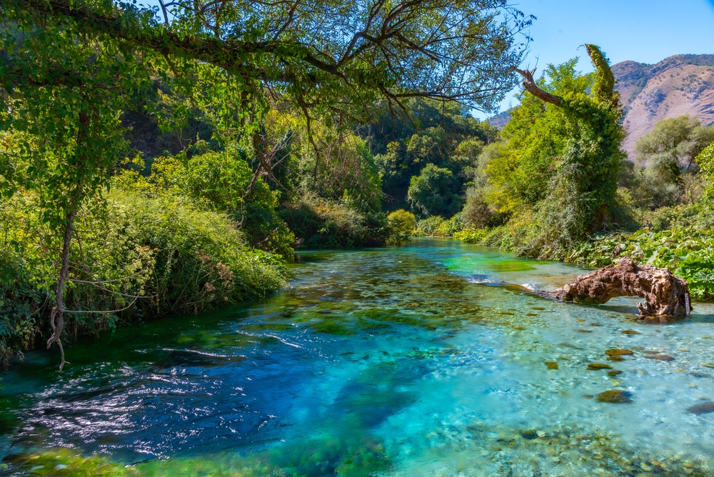 na presin muaj kritike turistet po rrisin konsumin media greke do te marrim uje nga syri i kalter i shqiperise
