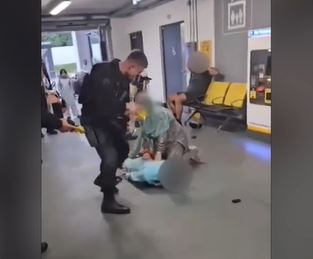 nje oficer policie pezullohet pas nje video me shkelmim ne aeroport