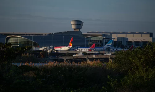 nje person u plagos rende ne nje goditje me thike ne aeroportin nderkombetar te majamit